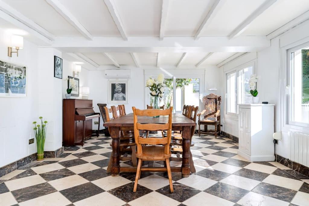 Entire Large Next To Award-winning Villa *